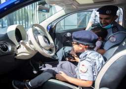 شرطة أبوظبي تسعد طفلاً عربيًا بجولة في مديرية العاصمة