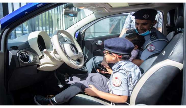 شرطة أبوظبي تسعد طفلاً عربيًا بجولة في مديرية العاصمة