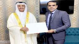 مدیر عام لمکتب وزارة الخارجیة یتسلم البرائة القنصلیة الخاصة بالقنصل العام للبحرین فی مدینة کراتشي
