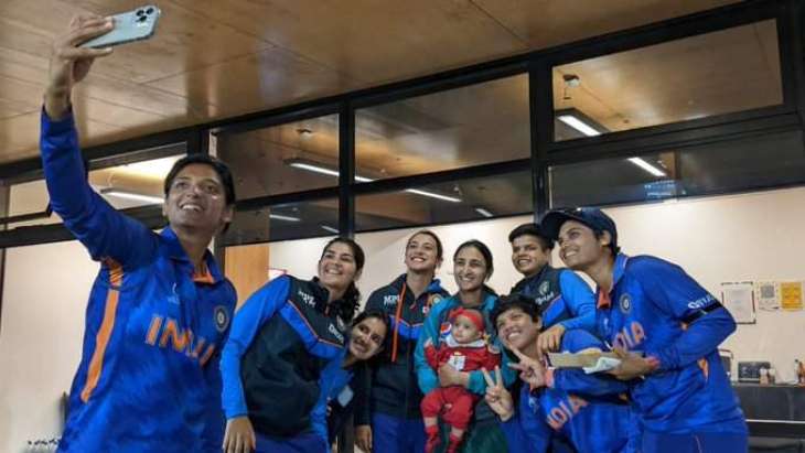 Indian women cricket players show love to Bismah’s daughter