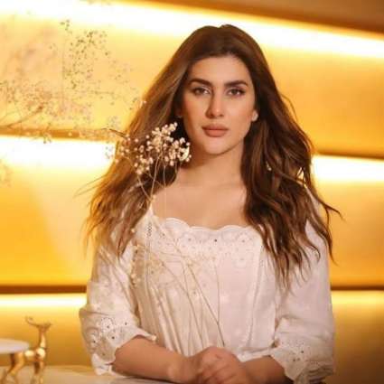 What Kubra Khan thinks about praise of physical appearance in songs?
