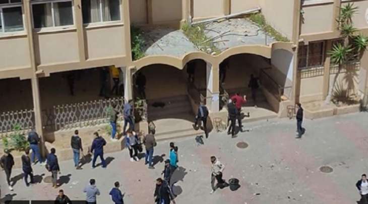شاھد : مشاجرة بین مجموعة من أنصار عباس و دحلان داخل جامعة الأزھر بغزة