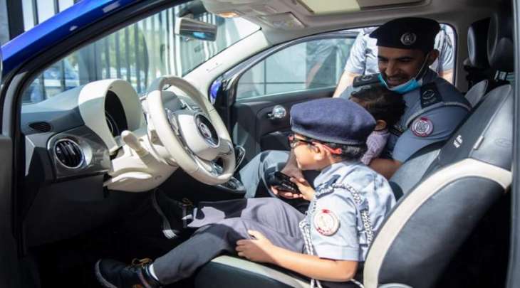 شرطة أبوظبي تسعد طفلاً عربيًا بجولة في مديرية العاصمة