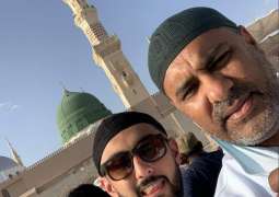 Waqar Younis performs Umrah with family