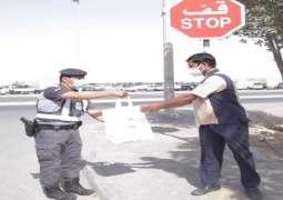 شرطة أبوظبي توزع الهدايا  على العمال في 