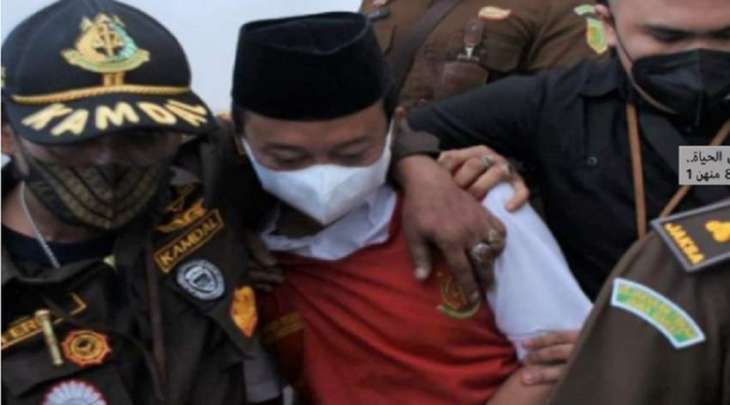 حکم الاعدام بحق معلم لاغتصابہ 13 طالبة داخل المدرسة فی اندونیسیا