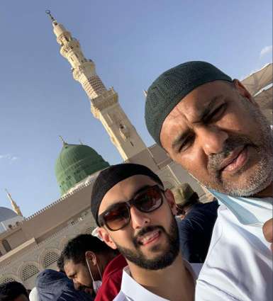 Waqar Younis performs Umrah with family