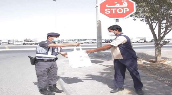 شرطة أبوظبي توزع الهدايا  على العمال في 
