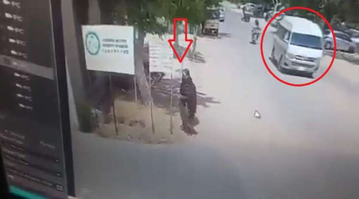 شاھد مقطع : لحظة تفجیر امرأة انتحاریة نفسھا أمام سیارة الأجانب داخل جامعة کراتشی