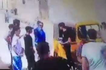 طالب مصري یعتدی علی معلم بالضرب وسط الشارع
