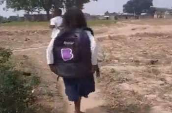 شاھد: طالبة ھندیة تقطع مسافة کبیرة بقدم واحدة یومیا للذھاب الی المدرسة