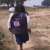 شاھد: طالبة ھندیة تقطع مسافة کبیرة بقدم واحدة یومیا للذھاب الی المدرسة