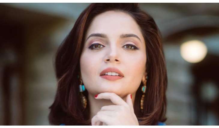 Armeena Khan raises voice for Indian actor Hina Khan