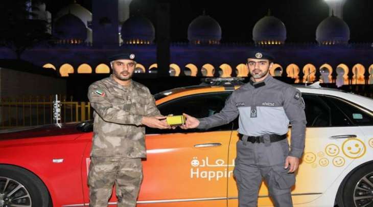 شرطة أبوظبي توزع معايدة العيد على منتسبيها المناوبين بجامع الشيخ زايد الكبير