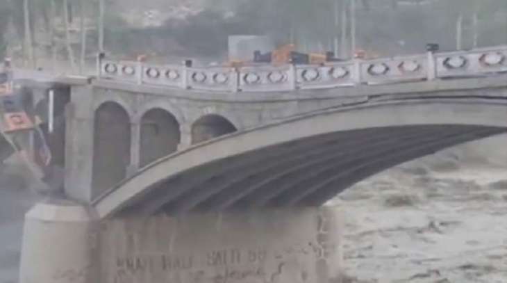 شاھد : انھیار جسر حیوی فی منطقة جلجت