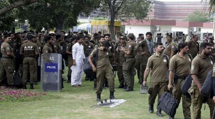 مقتل رجل شرطة فی مدینة لاہور أثناء مداھمة لمقر أحد قادة حزب الانصاف