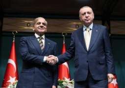 رئیس ترکیا یستقبل رئیس وزراء باکستان شھباز شریف بمراسم رسمیة