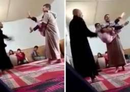 شاھد : امام مسجد فی المغرب یعذب أطفال بضربھم أثناء درس لتحفیظ القرآن الکریم