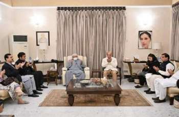رئیس الوزراء یزور منزل رئیس البلاد السابق لتقدیم واجب العزاء لوفاة أمہ