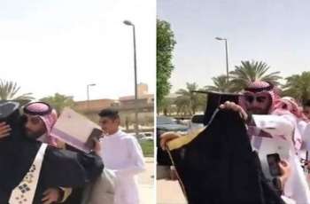 شاھد : شبان یحتفلون بتخرج شقیقتھم من جامعة الأمیرة نورة بدولة الکویت