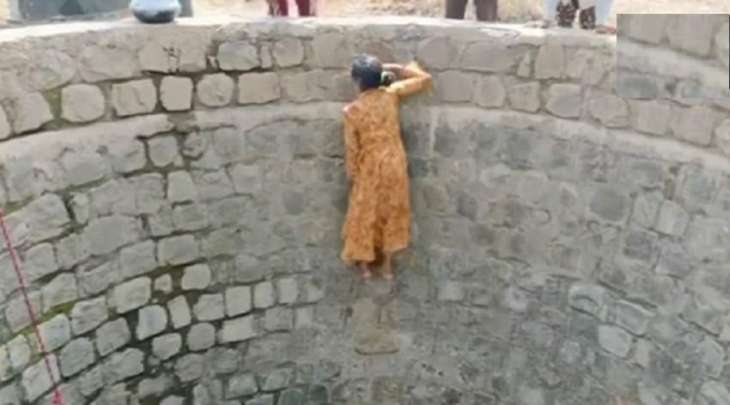 شاھد : امرأة ھندیة تخاطر بحیاتھا للحصول علی الماء
