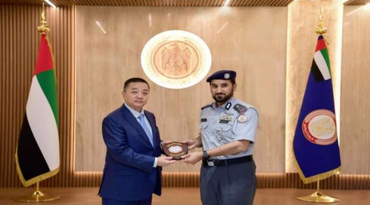 قائد عام شرطة أبوظبي يلتقي سفير منغوليا