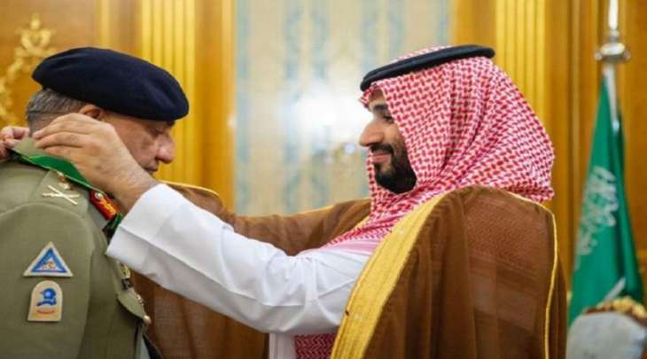 ولي العھد السعودي یمنح قائد الجیش الباکستاني وسام الملک عبدالعزیز من الدرجة الممتازة