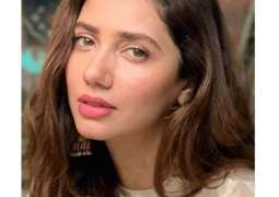 Mahira Khan stuns fans with her new look