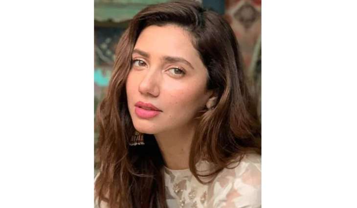 Mahira Khan stuns fans with her new look