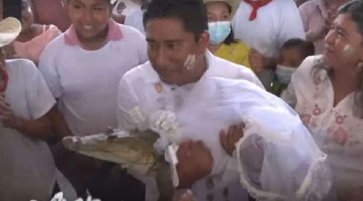 عمدة مدینۃ سان بيدروالمكسيكية يتزوج من تمساح يرتدي فستانا أبيض