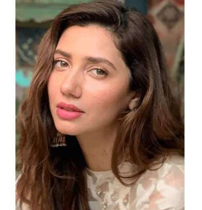 Mahira Khan stuns fans with her new look