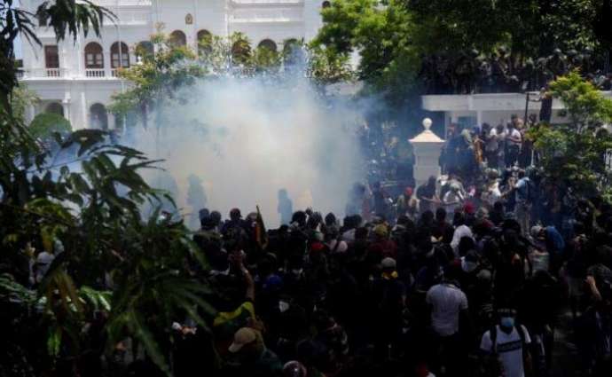 Sri Lankan Police Use Tear Gas to Disperse Rioters Outside Parliament - Reports