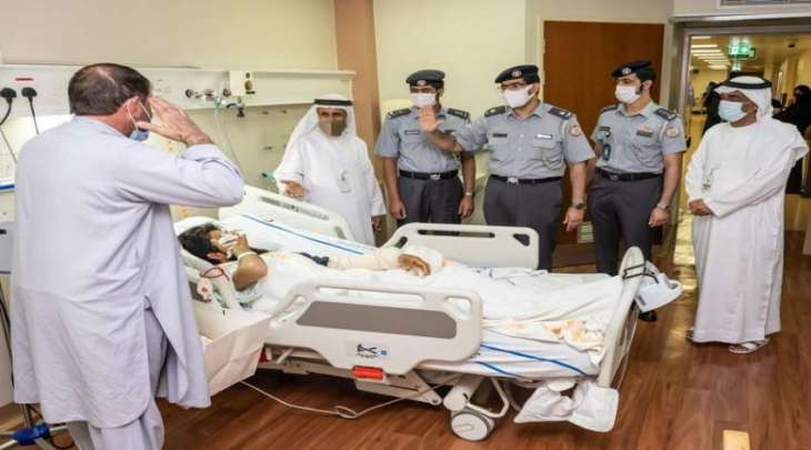 شرطة أبوظبي تزور مصابي الحوادث المرورية وتهنئهم بالعيد