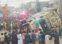 مقتل 13 شخصا علی الأقل اثر تصادم شاحنتین فی مدینة رحیم یار خان باقلیم البنجاب