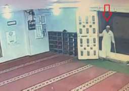 مقطع : وفاة مسن أثناء دخولہ المسجد لصلاة الفجر فی فلسطین