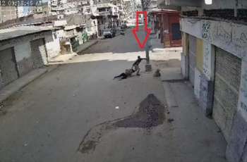 شاب مصري یعتدي علی فتاة و یسلحھا فی أحد شوارع محافظة البحیرة