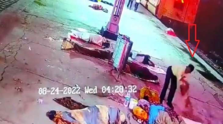 شاھد :رجل ھندي یختطف رضعیا من حضن أمہ النائمة داخل محطة قطار