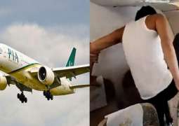 شاھد مقطع : مسافر یحاول تحطیم نافذة الطائرة خلال رحلة الی دبي من باکستان