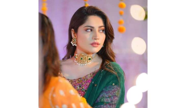 Neelum Munir's new picture storms into social media