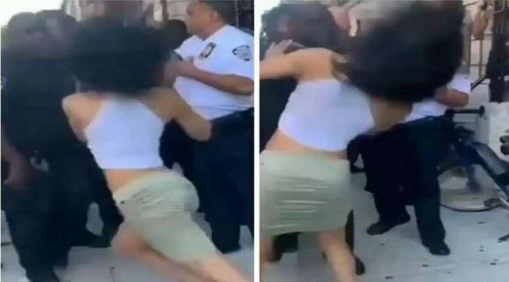 شرطي أمریکي یعتدي علی فتاة بعدما حاولت منع القبض علی صدیقھا فی نیویورک
