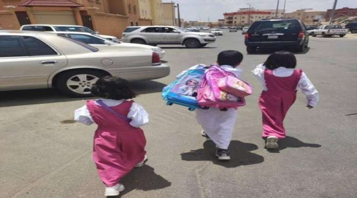 شاھد : حب أخ لشقیقتیہ ۔۔ طفل سعودي یحمل حقیبتي شقیقتیہ و یثیر تفاعلا واسعا