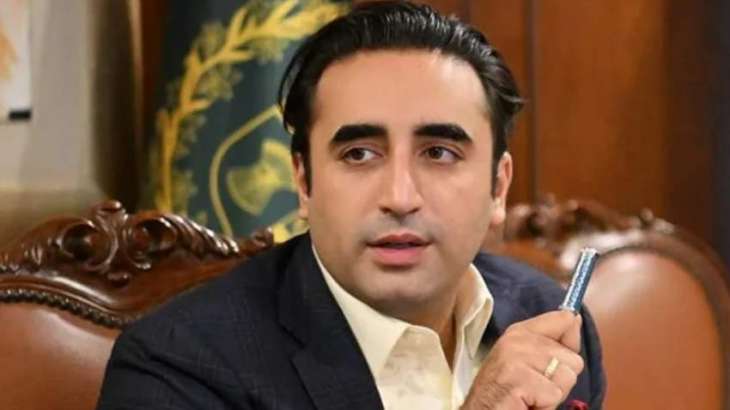 Flood Relief Fund: Bilawal presents MoFA's cheque of Rs10.5m to PM