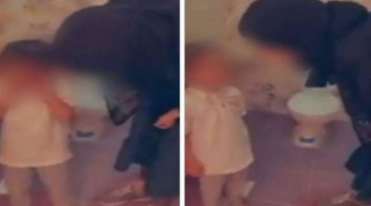 شاھد : عاملة تعتدي علي طفلة ضربا داخل احدی دور ریاض الأطفال بالبحرین