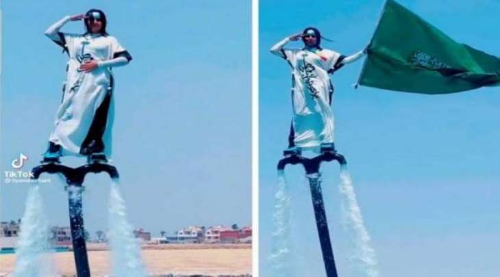 شاھد المقطع : شابة سعودیة تحتفل بالیوم الوطني بعرض مثیر داخل میاہ البحر