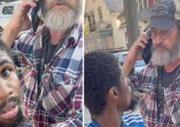 شاھد : رجل أمریکي یعتدي علی شاب من أصول أفریقیة وسط شارع عام