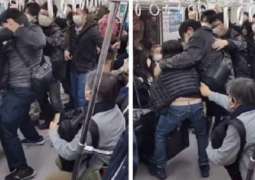 شاھد : مشاجرة بین شابین داخل مترو فی الیابان