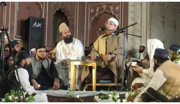 شاھد : حشود غفیرة أثناء حفل القاري المصري محمود الشحار فی المسجد الملکي بمدینة لاھور