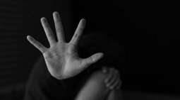 فتاة تتعرض للاعتداء الجنسی علی ید معالج شعبي فی سلطنة عمان