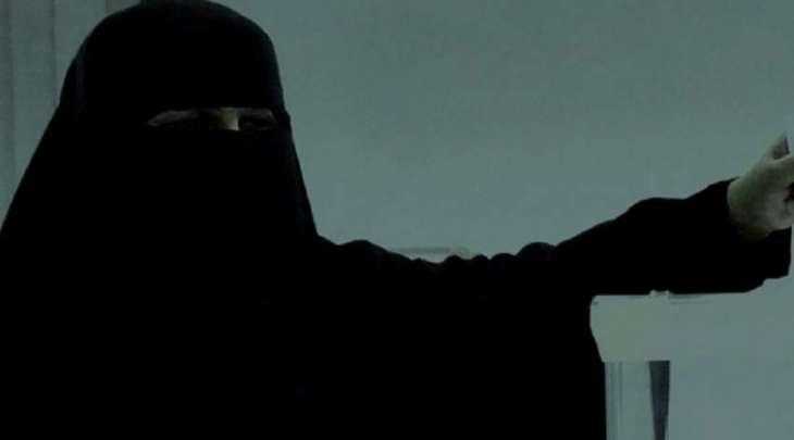 امرأة تقدم نفسھا للمحکمة بدلا من ابنھا المتھم فی قضیة مخدارات فی دولة الکویت