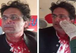 اصابة القیادي بحزب حرکة الانصاف أثناء محاولة عمران خان فی المسیرة الاحتجاجیة